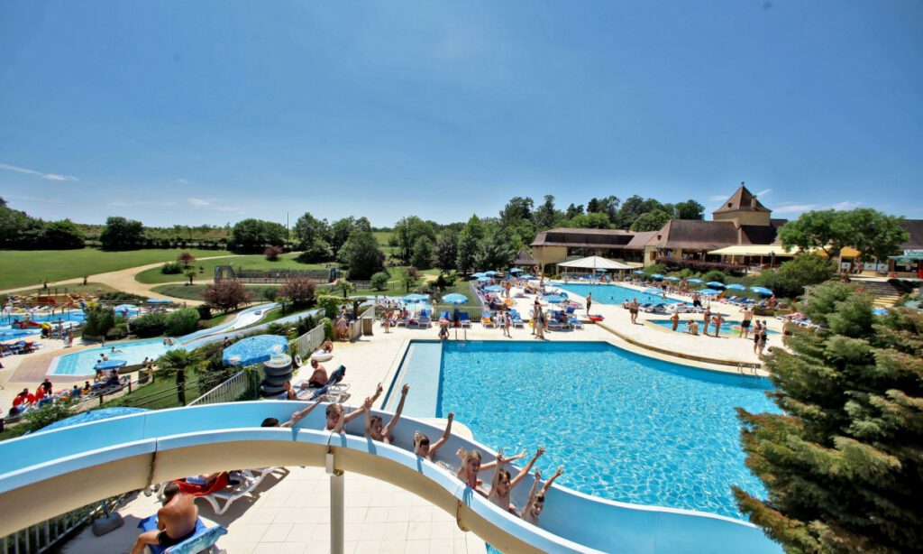 zwembad met glijbanen van 5 sterren camping st. avit loisirs in de dordogne
