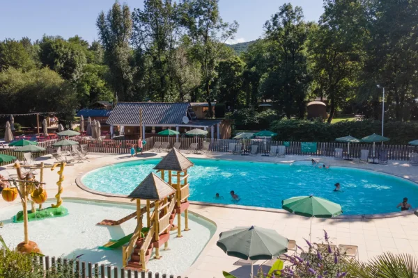 Camping Huttopia Beaulei aan de dordogne rivier
