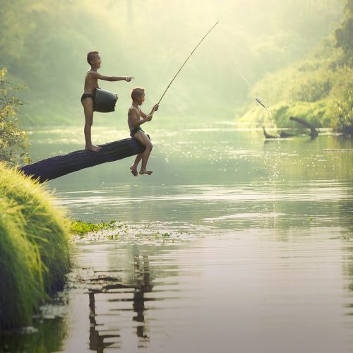 kinderen vissen in Thailand PB