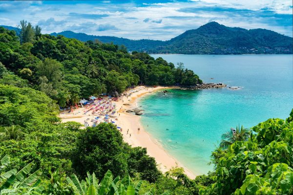 mooi strand en jungle in Thailand