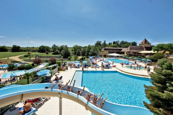 zwembad met glijbanen van 5 sterren camping st. avit loisirs in de dordogne
